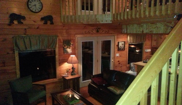Real Log Cabin 2 Bedroom, 2 Full Bath, Full Kitchen Close To All Attractions.