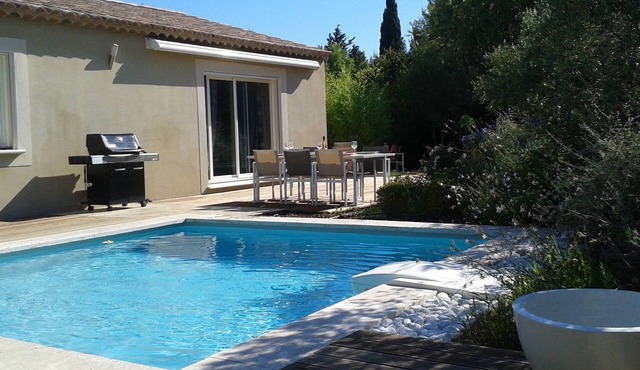 Recent house with private pool in a residential area near the town center