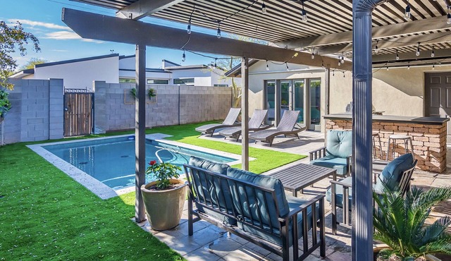 Recent remodel walk to Old Town w/ heated pool
