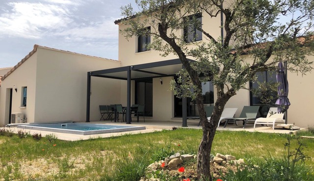 Recent villa with swimming pool, near the center of Vaison la Romaine
