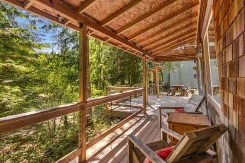 Recently remodeled riverfront home with fireplace firepit & W&D - dog-friendly