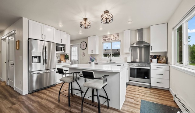 Recently remodeled Ranch Style Home 1 king bed,1 queen bed, large deck