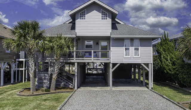 Recently Renovated Canal Home in OIB bring your boat or just float !