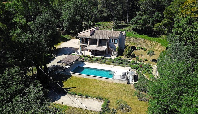 Recently renovated, private swimming pool. 6800 m2 of surrounding property