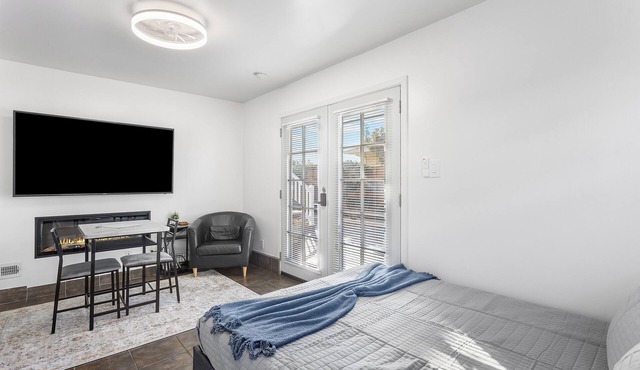 Recently Updated Private Studio w/Separate Entrance Near Lake Chabot