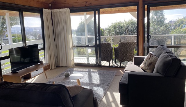 Red Beach seaviews, close to beach. Pet friendly.