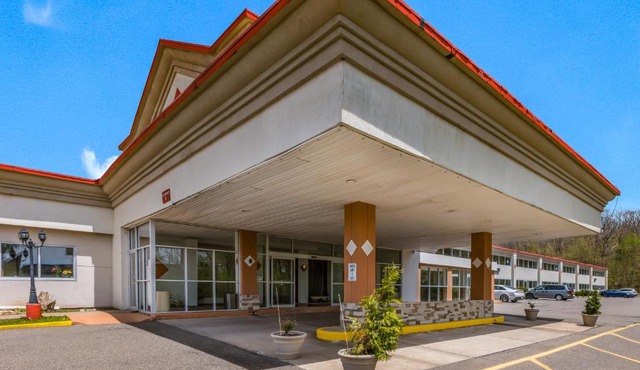 Red Carpet Inn & Suites