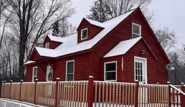 Red Country Escape with Mountain Views
