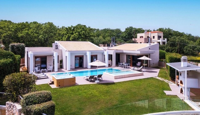 Red Oak Tree Villa - High-Spec Contemporary Villa with Garden & Jacuzzi