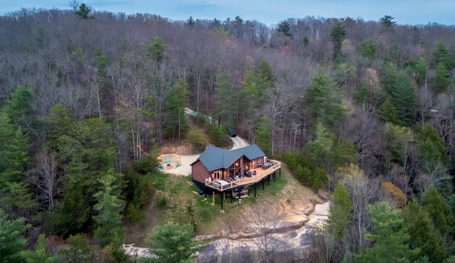 Red River Gorge Cabin with Hot Tub~AMAZING VIEW~Pool Table~Perfect for groups