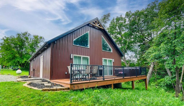 'Red Rock Lodge' w/Hot Tub Near Raceway & Pella!
