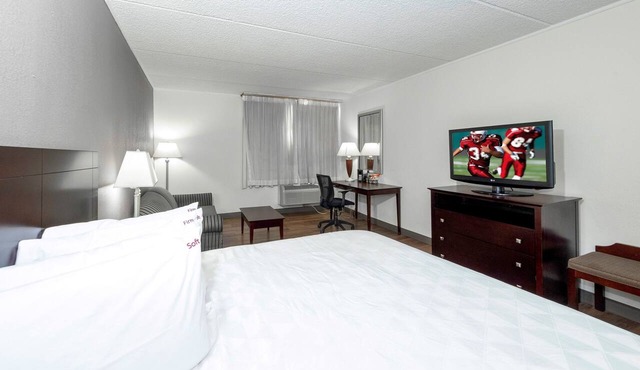 Red Roof Inn PLUS+ Woodbridge - Carteret
