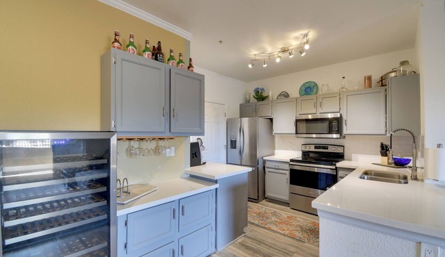 'Red Rox' Phoenix Condo w/Patio ~ 3 Mi to Airport