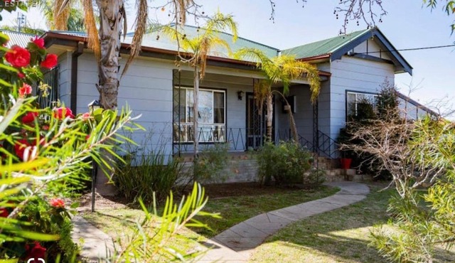 Red Steps - 4 bedroom home