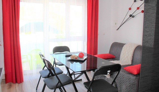 Red Studio with private patio, 200 meters, 3 min by foot Beach of Peniche