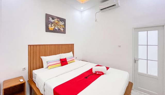 RedDoorz near Alun Alun Tanjunganom Nganjuk 2