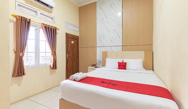 RedDoorz Near Alun Alun Slawi