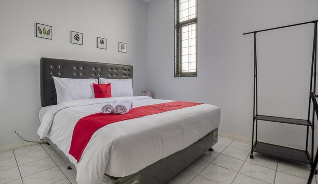RedDoorz Plus near Jakarta Kota Station
