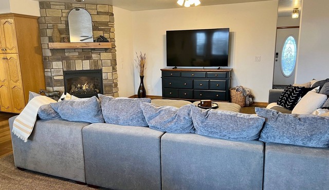 RedHawk Retreat/Extremely clean! Modern Hobby Farm Getaway