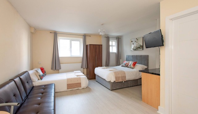 *REDUCED* *REFURBISHED* Studio (1) 25 mins to London Bridge