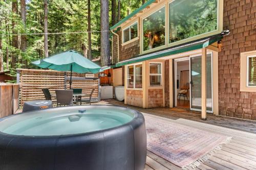 Redwood Cabin with Hot Tub Canyon View and Dogs OK