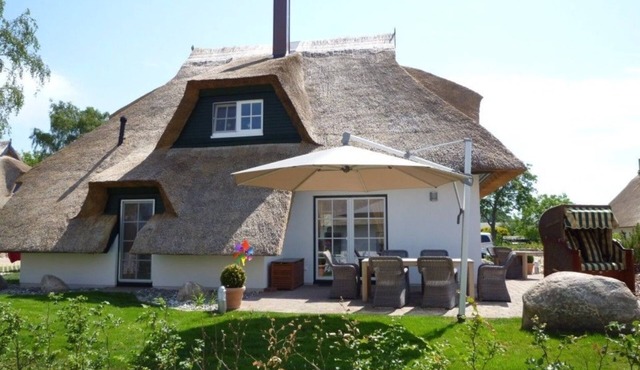 Reethus, 3 bedrooms + 1 infant, 2 bathrooms, fireplace, sauna, outdoor whirlpool, garden, WLAN
