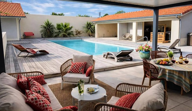Ref 038 - Exceptional villa with a private pool and hot tub in the center of Soulac-sur-Mer