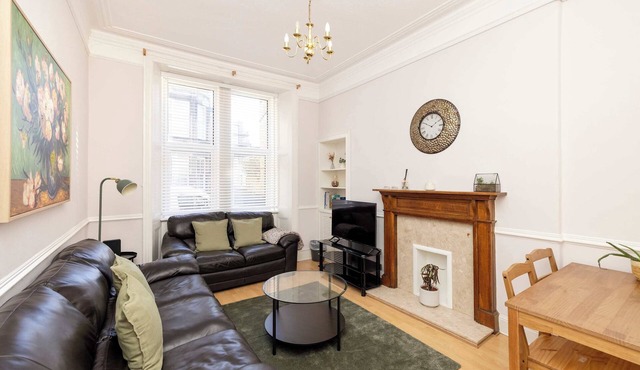 Refined 2-Bed Flat with Classic Edinburgh Charm