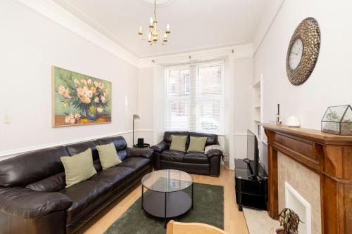 Refined 2-Bed Flat with Classic Edinburgh Charm