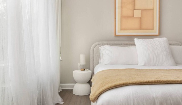 Refined 2 King Bed apartment, Free Parking & Metro