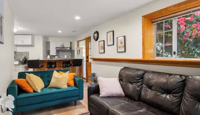 Refined North Shore 3BR Retreat, North Vancouver.