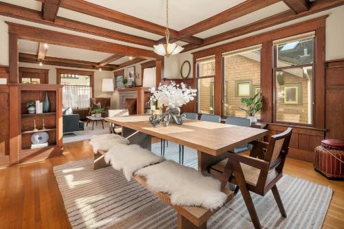 Refined Seattle Craftsman - Perfect Family Retreat near Parks, Zoo & UW