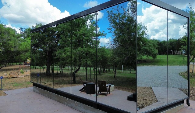 Reflections Mirror House-Romantic Escape w/Hot Tub
