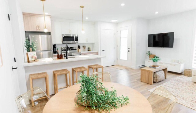*Refresh | Central & Trendy | 5 min to downtown*