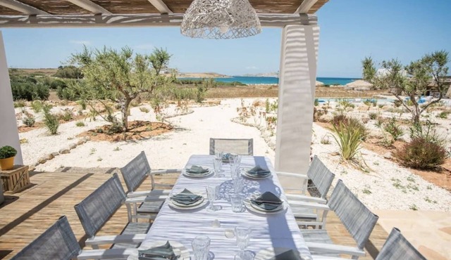 Refreshing Bright Villa near the Beach