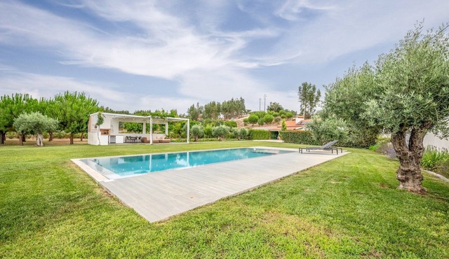 Refreshing poolside escape in Ponte de Sor