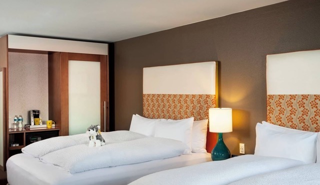 Refreshing Stay, Two Queen w/Tub, Pet-Friendly, Pineapple Theme, 2 Rooms