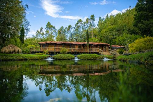 Refugio Natural - Guarne - Cabañas Ecológicas con Jacuzzi e hidromasaje