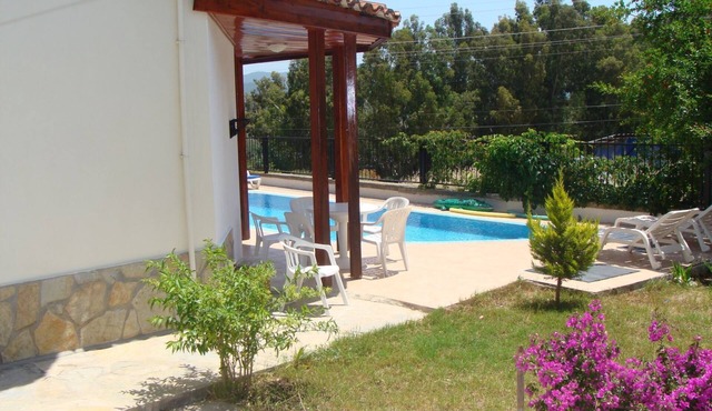 Refurbished Spacious 6 bedroom detached villa with private pool