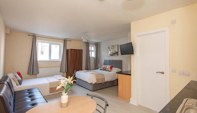 *REFURBISHED* Studio (1) 25 mins to London Bridge