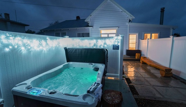 Refurbished Villa ✨ NEW ✨ Hot tub, Netflix, & Entirely private