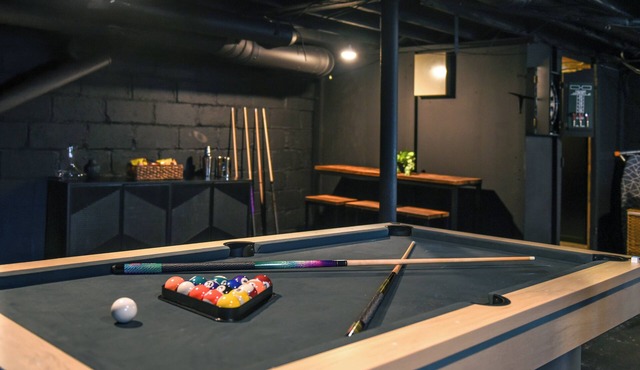 >Regal Bricks< - Fire Pit - Elevated Deck - Pool Table - King Bed