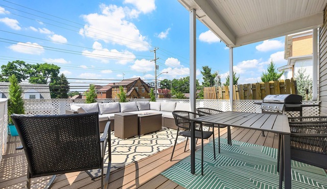 *Regal Bricks* Oversized Deck | Views | Fire Pit | Private Garage
