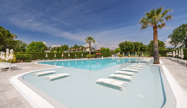 Regarda - Apple Flat with pool and covered parking