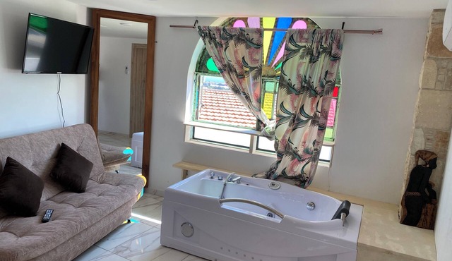 Reina 1 Bedroom Apartment with Jacuzzi, Court Yard Seating Family & Pet Friendly