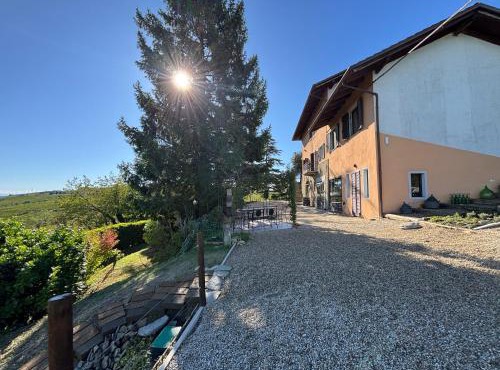 Relais Portaluna delle Langhe, Private Estate with Pool, 7 Bedrooms, Sleeps 18, Vineyard Views