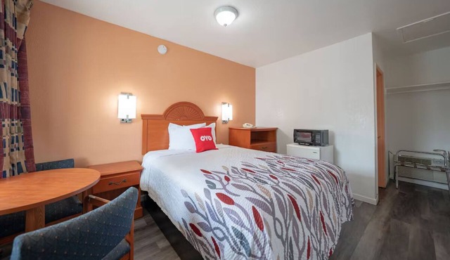 Relax After Exploring Local Attractions at a Quiet Room w/King Bed