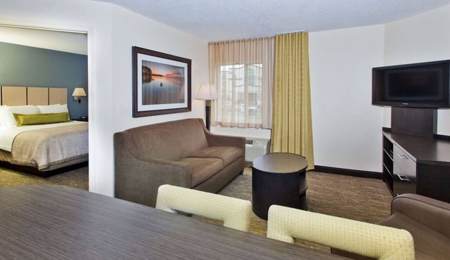 Relax and Unwind! 2 Convenient Units, Free Parking, Near Meeting House Park