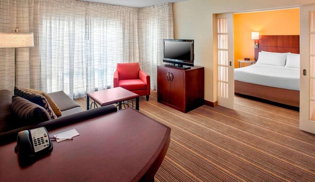 Relax and Unwind! Free Parking, Onsite Swimming Pool, Pet-friendly Property
