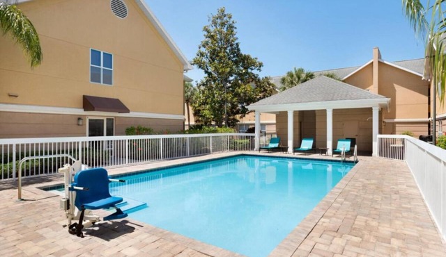 Relax and Unwind in Clearwater! Swimming Pool, Free Breakfast, Full Kitchen!